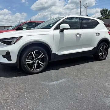 2023 Volvo XC40 B5 Plus Bright Theme
