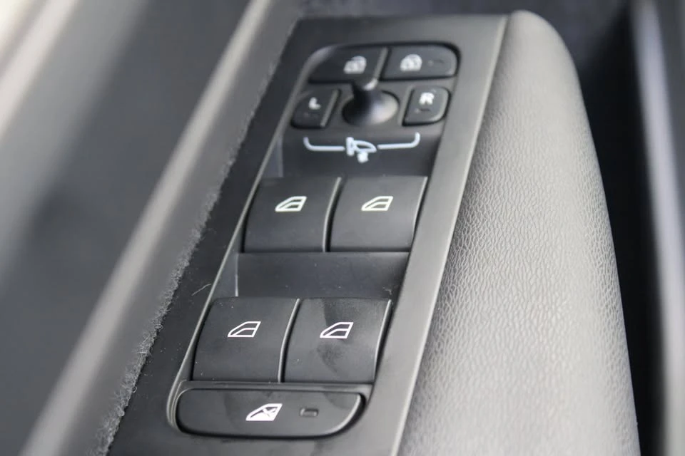 2023 Volvo XC40 - Image 13 of 20