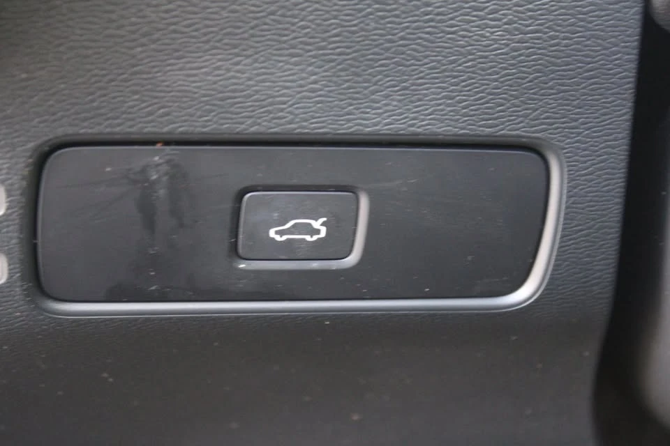 2023 Volvo XC40 - Image 14 of 20