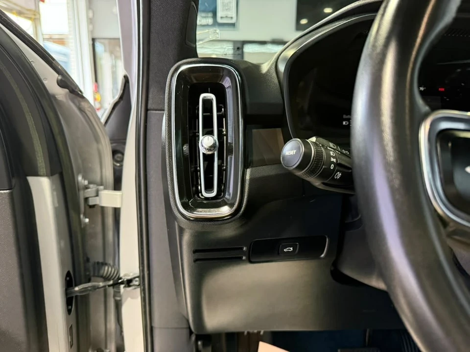 2023 Volvo XC40 - Image 25 of 31