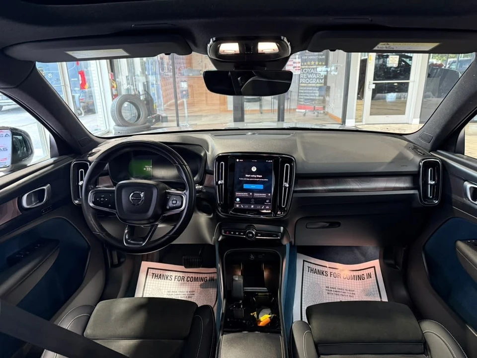 2023 Volvo XC40 - Image 28 of 31