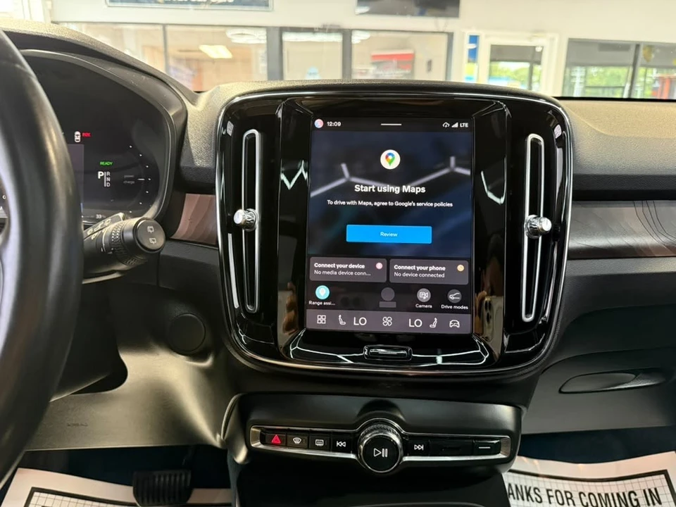 2023 Volvo XC40 - Image 19 of 31