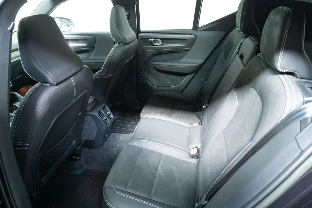 2023 Volvo XC40 - Image 24 of 31