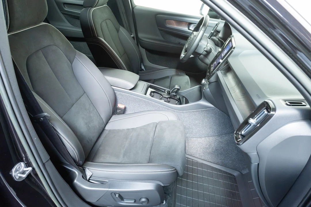2023 Volvo XC40 - Image 29 of 31