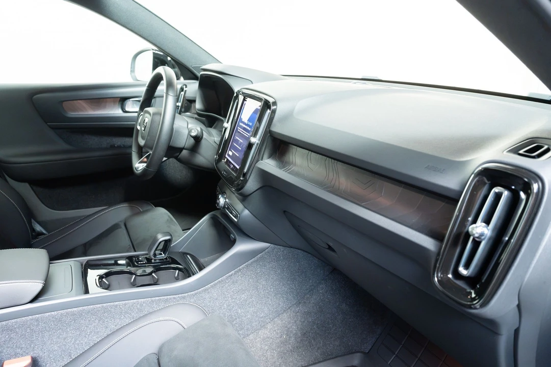 2023 Volvo XC40 - Image 30 of 31