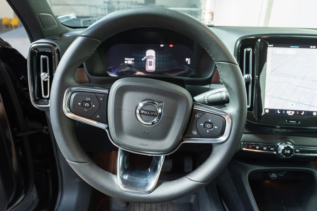 2023 Volvo XC40 - Image 3 of 31