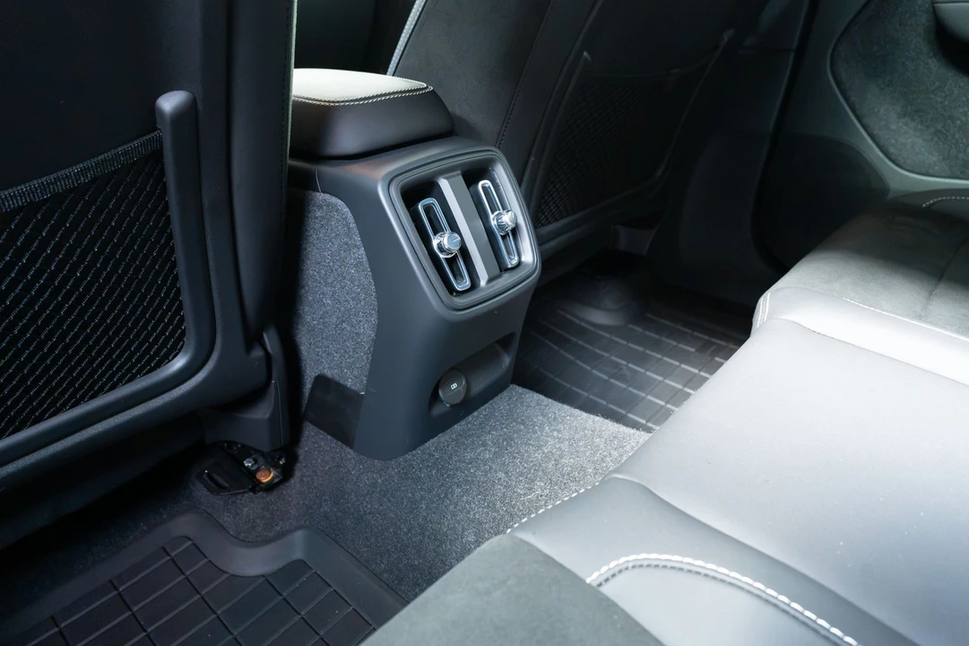 2023 Volvo XC40 - Image 23 of 31