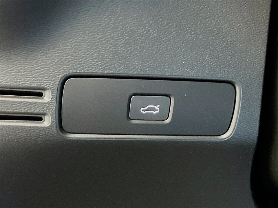 2023 Volvo XC40 - Image 10 of 12