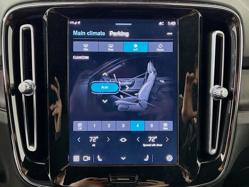2023 Volvo XC40 - Image 17 of 21