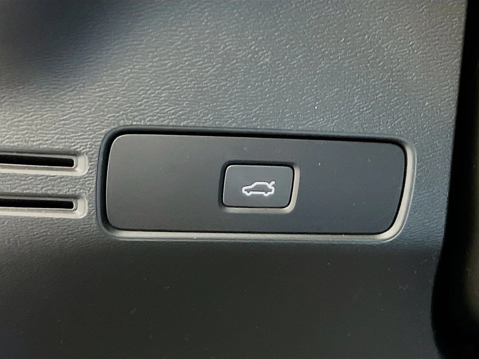 2023 Volvo XC40 - Image 10 of 21