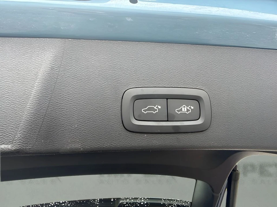 2023 Volvo XC40 - Image 19 of 24