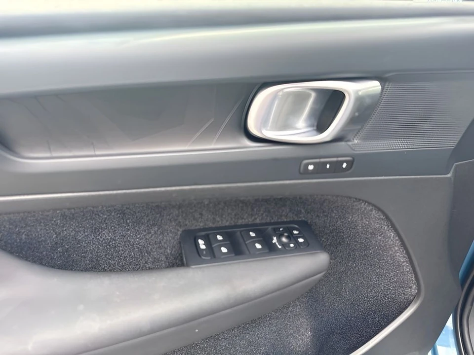 2023 Volvo XC40 - Image 17 of 24