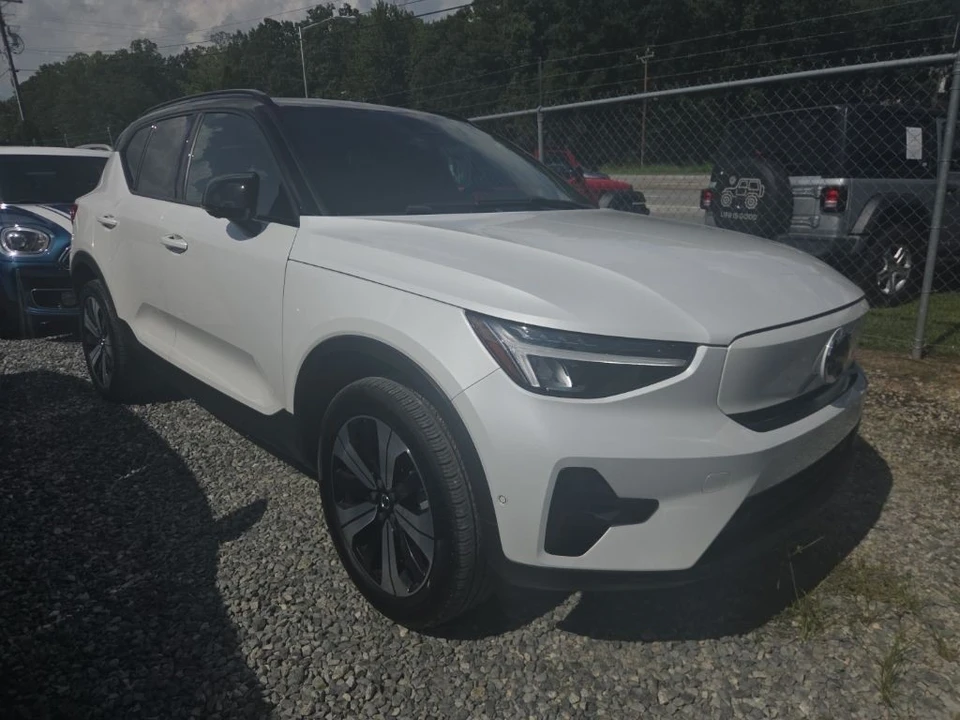 2023 Volvo XC40 - Image 2 of 5