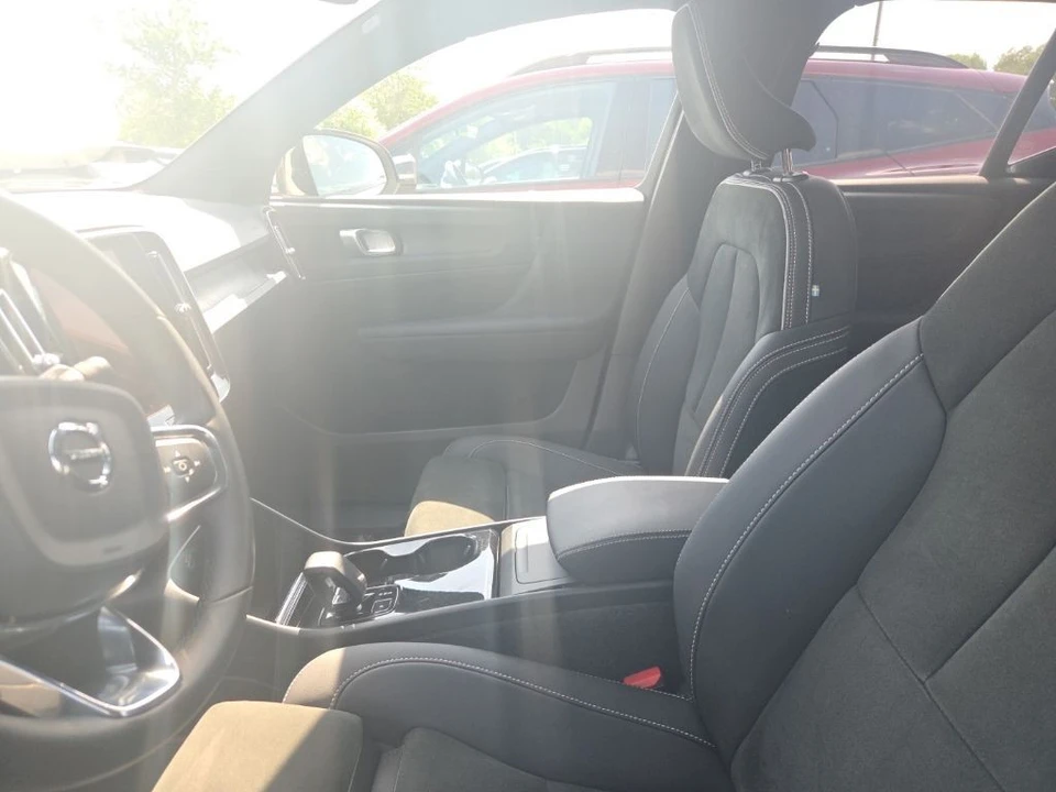 2023 Volvo XC40 - Image 3 of 5