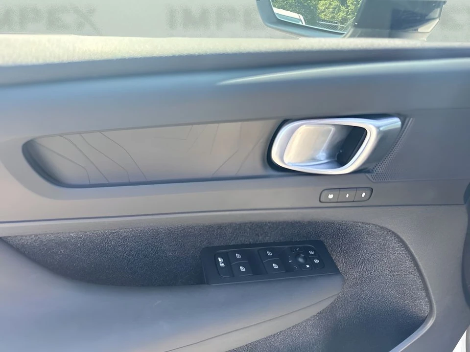 2023 Volvo XC40 - Image 20 of 28