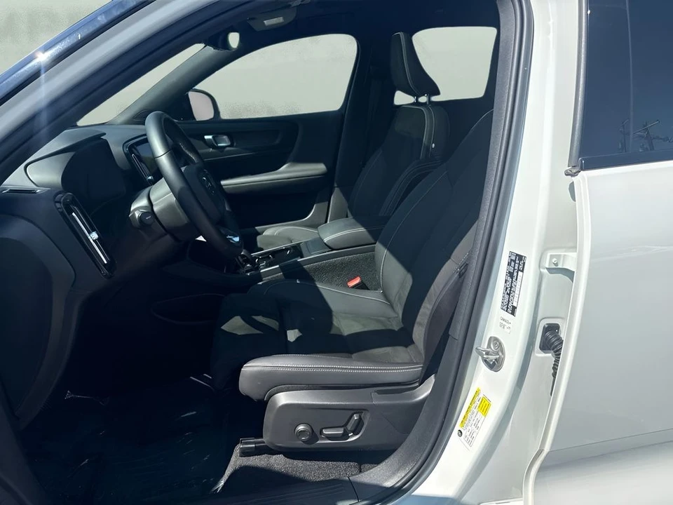 2023 Volvo XC40 - Image 9 of 28