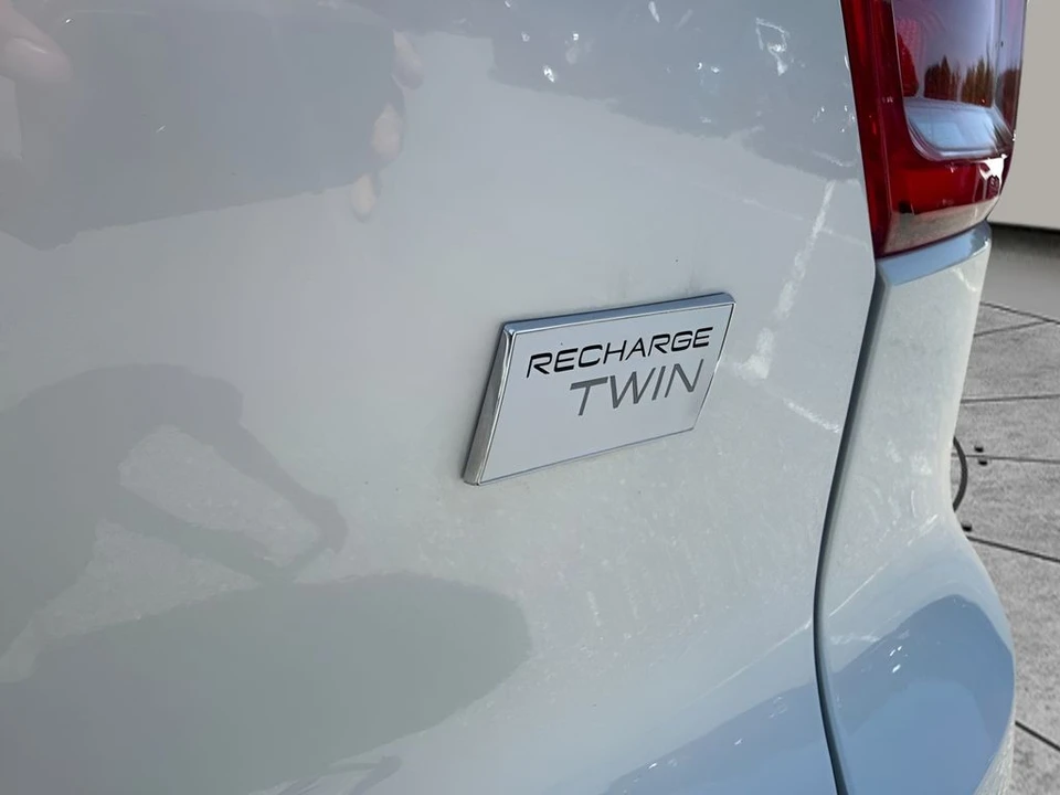 2023 Volvo XC40 - Image 26 of 28