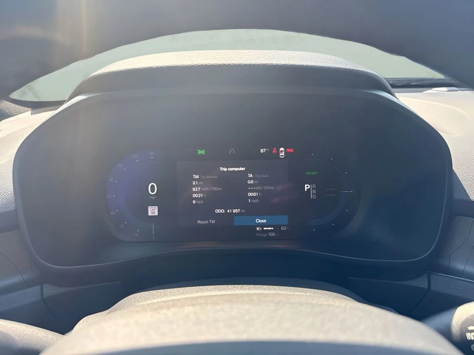 2023 Volvo XC40 - Image 17 of 28