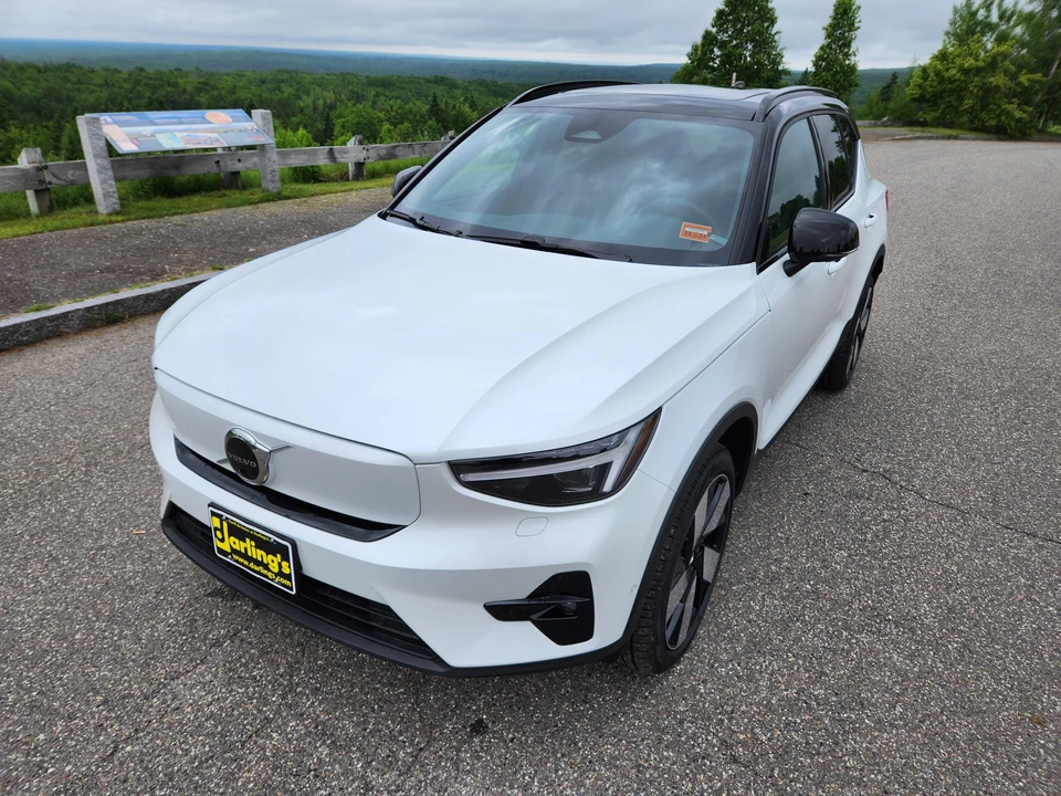 2023 Volvo XC40 - Image 8 of 31