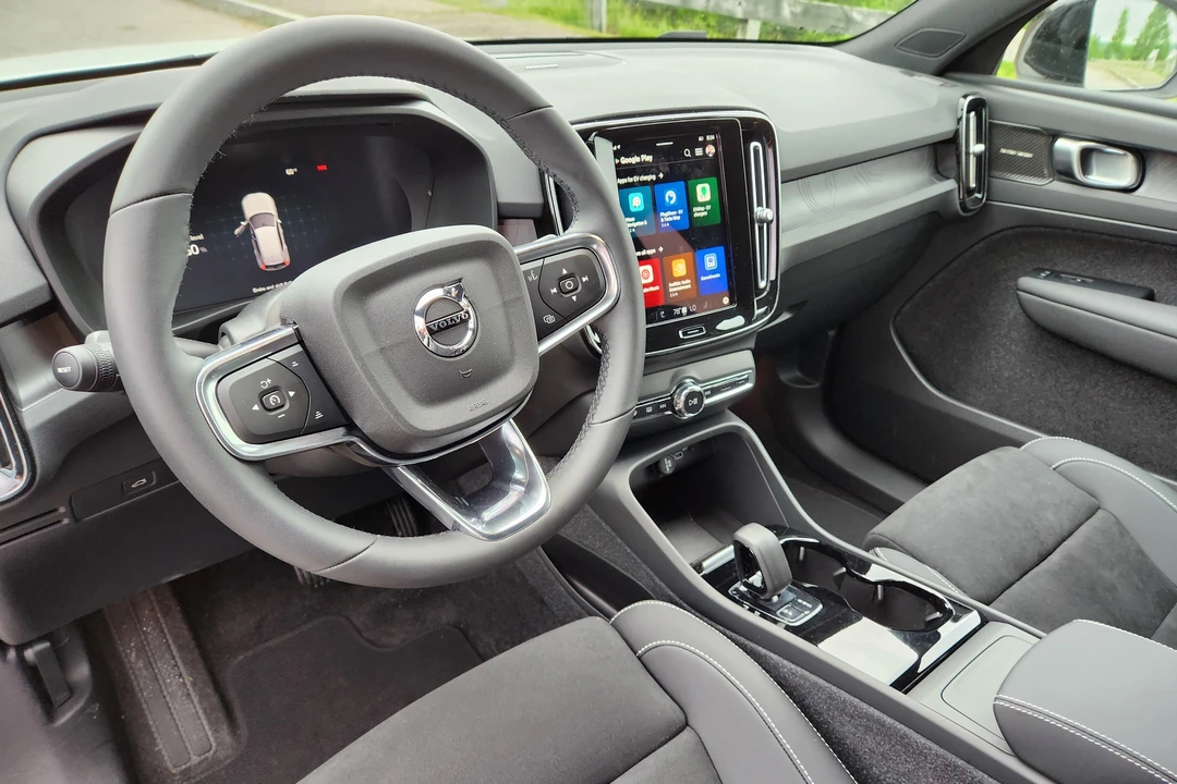 2023 Volvo XC40 - Image 25 of 31