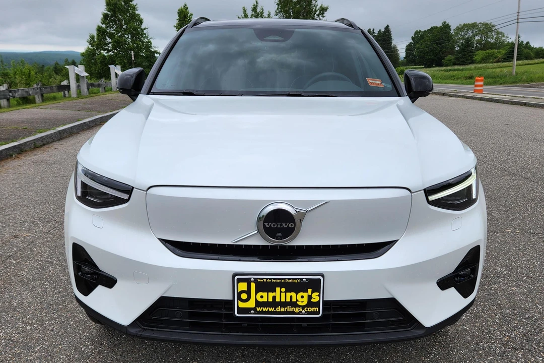 2023 Volvo XC40 - Image 2 of 31