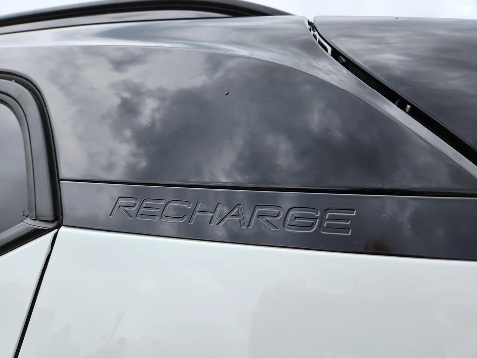 2023 Volvo XC40 - Image 17 of 31