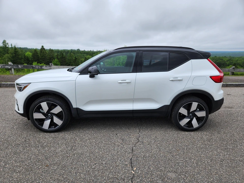 2023 Volvo XC40 - Image 10 of 31
