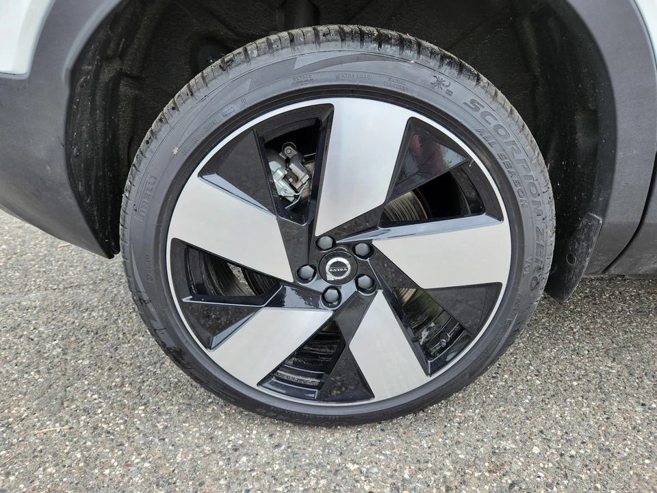 2023 Volvo XC40 - Image 23 of 31