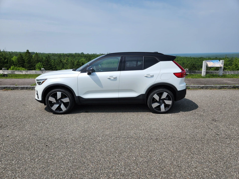 2023 Volvo XC40 - Image 9 of 31