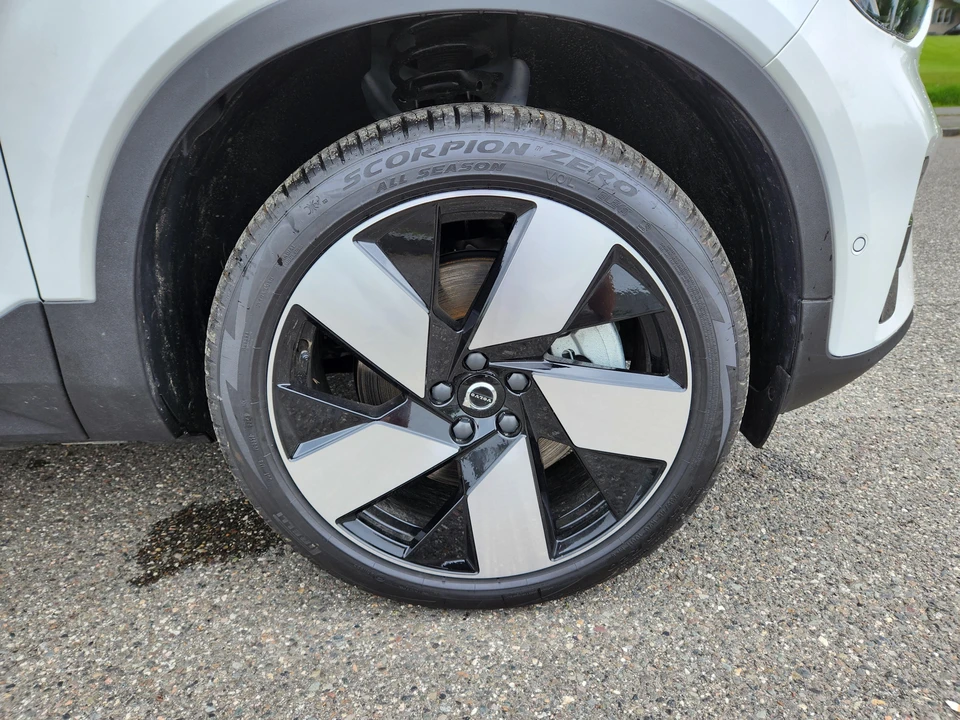 2023 Volvo XC40 - Image 24 of 31
