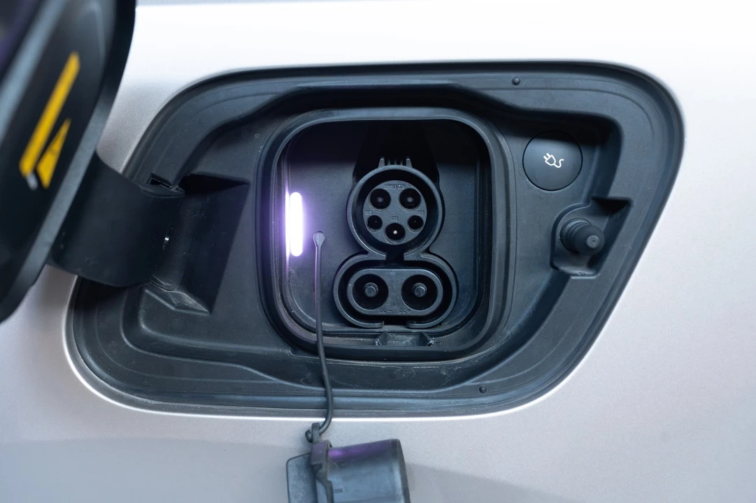 2023 Volvo XC40 - Image 5 of 21