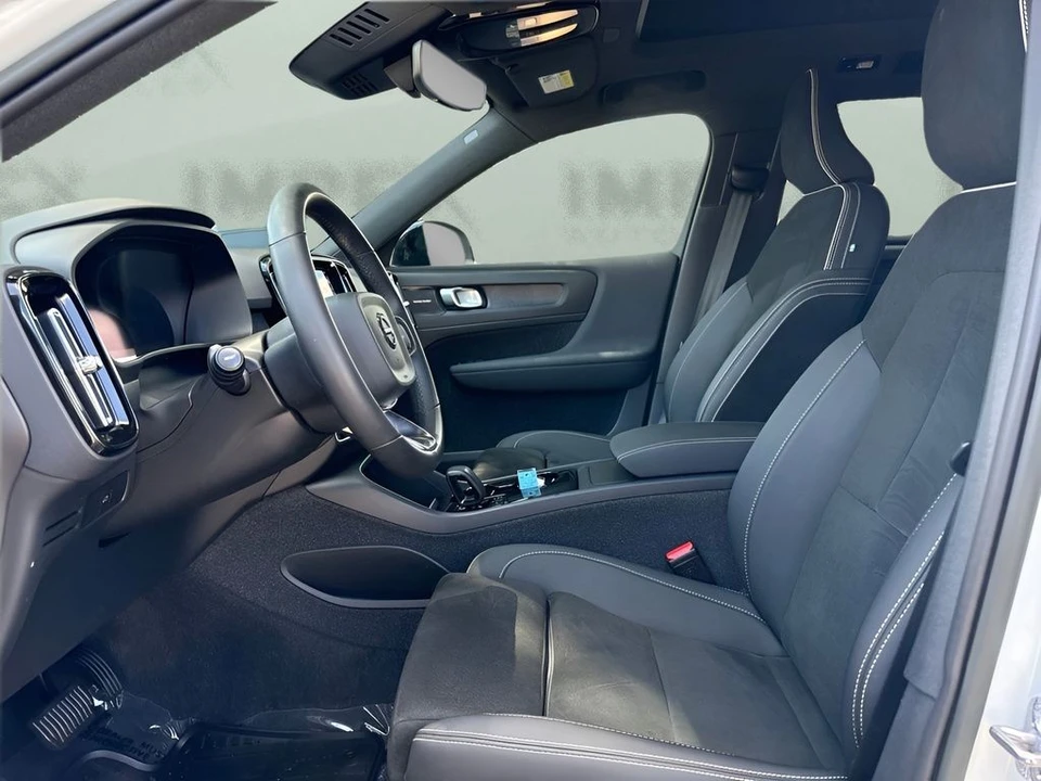 2023 Volvo XC40 - Image 9 of 31