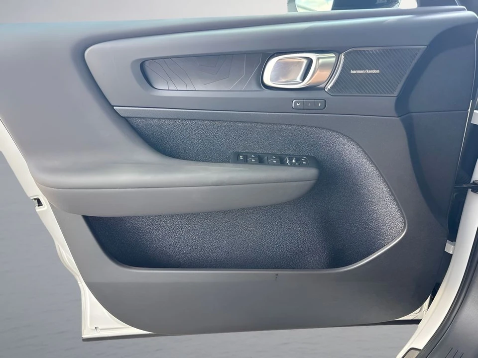 2023 Volvo XC40 - Image 24 of 31