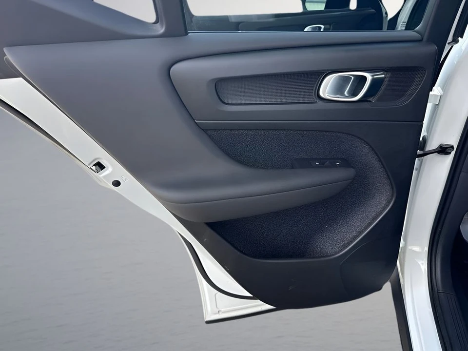 2023 Volvo XC40 - Image 26 of 31