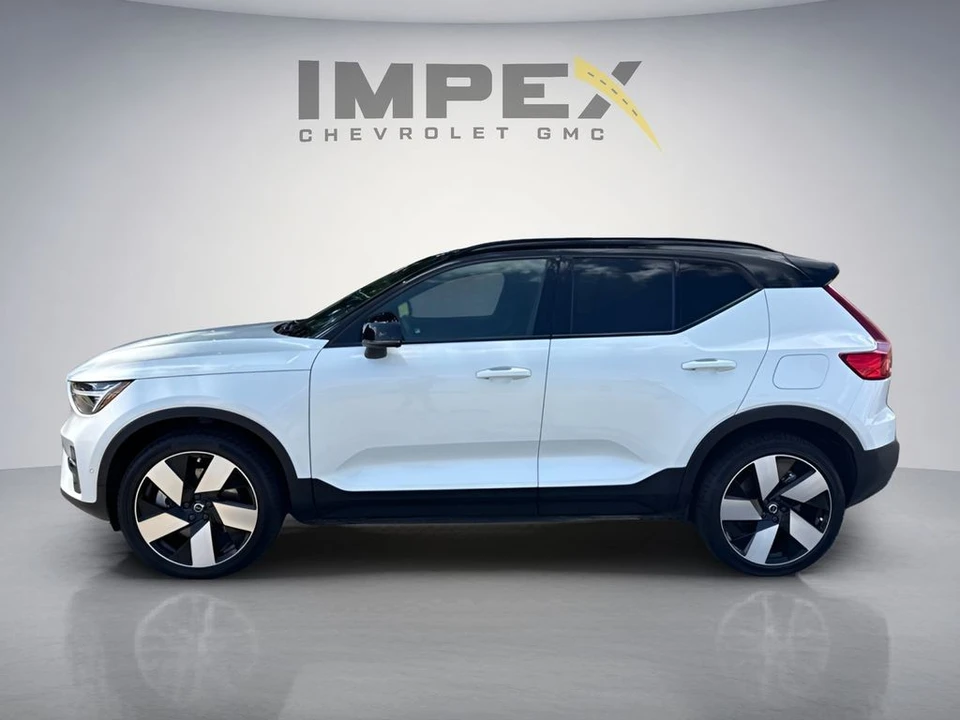 2023 Volvo XC40 - Image 2 of 31