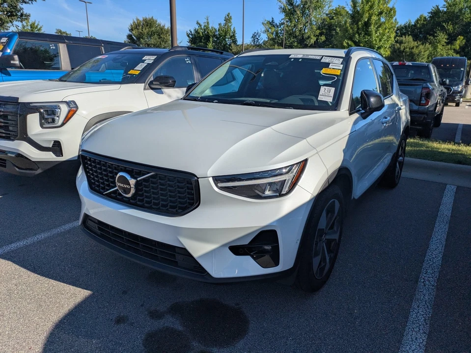 2023 Volvo XC40 - Image 3 of 4