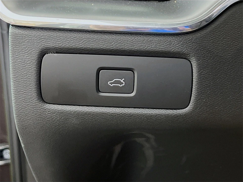 2023 Volvo XC60 2nd Gen - Image 11 of 12