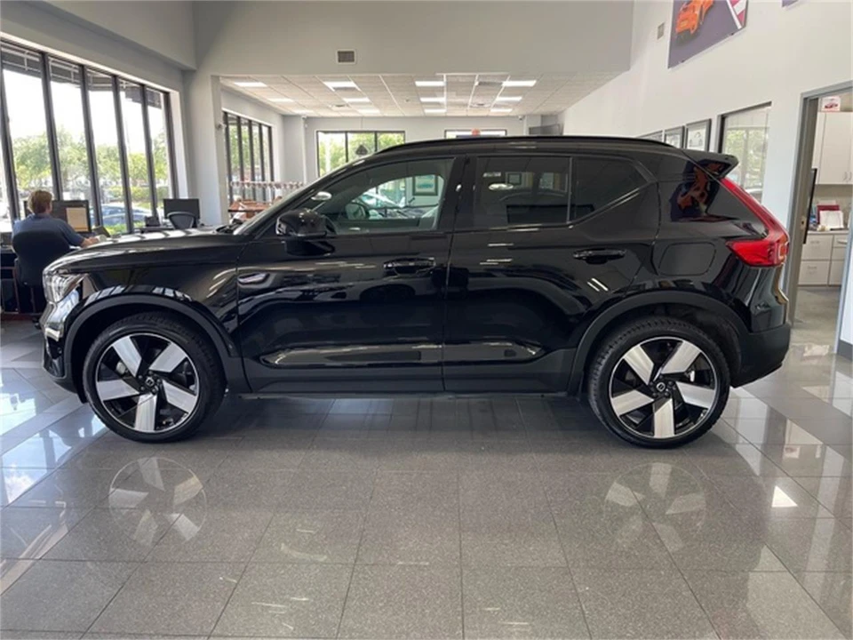 2023 Volvo XC60 2nd Gen - Image 2 of 31