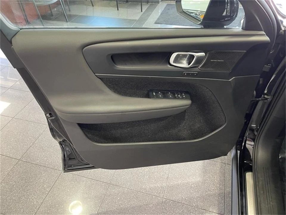 2023 Volvo XC60 2nd Gen - Image 22 of 31