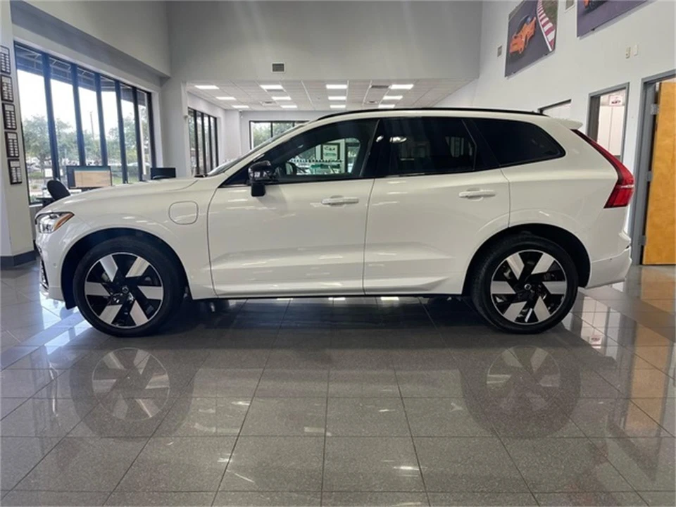2023 Volvo XC60 2nd Gen - Image 2 of 31