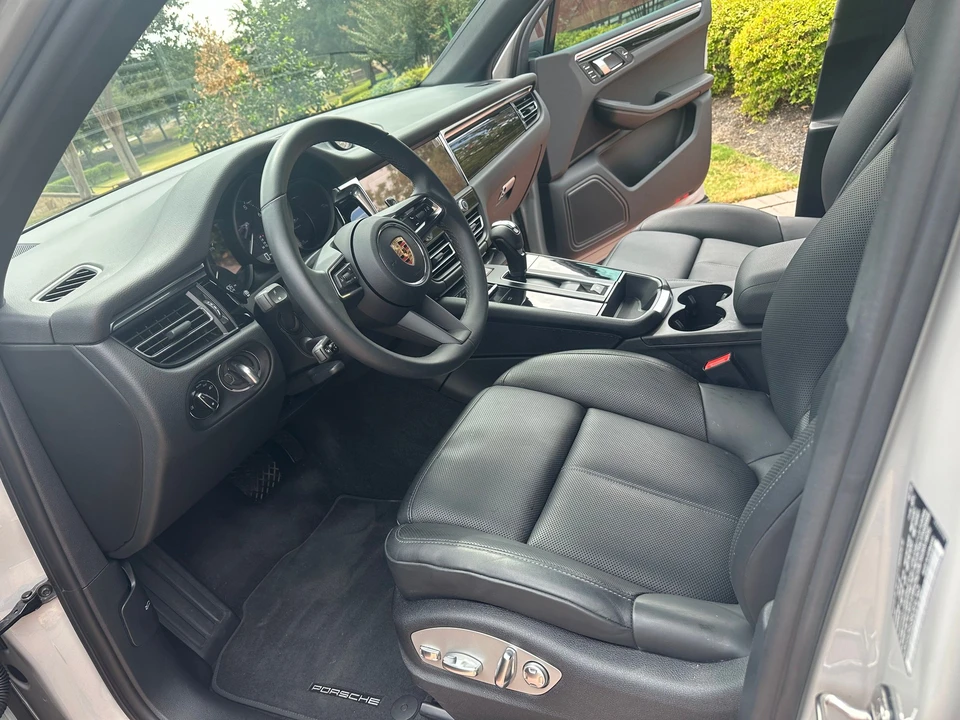 2023 Porsche Macan - Image 10 of 28