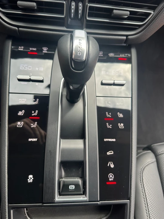 2023 Porsche Macan - Image 11 of 28