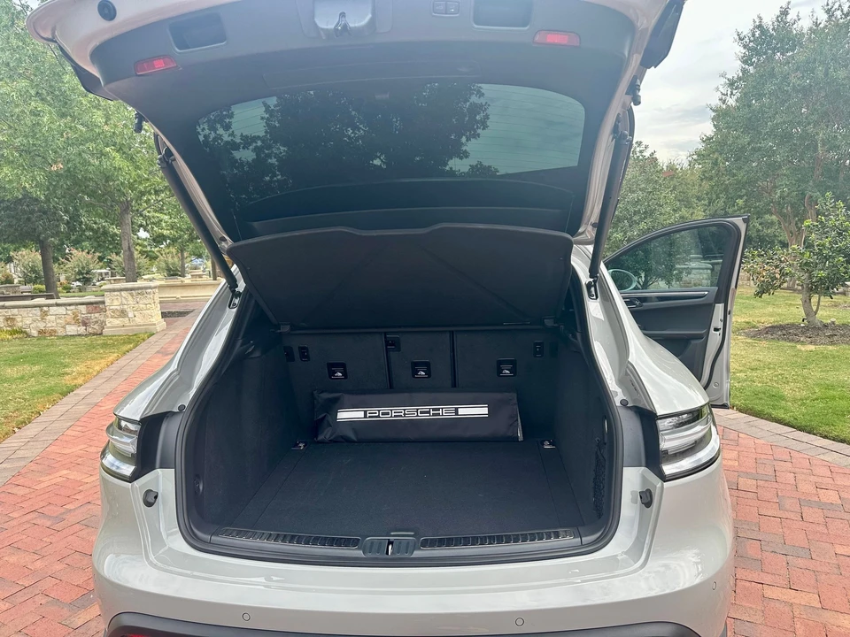 2023 Porsche Macan - Image 13 of 28