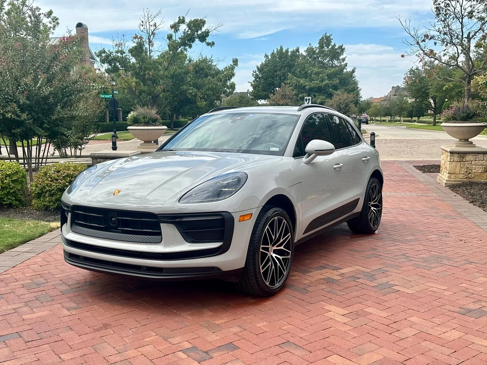 2023 Porsche Macan - Image 2 of 28