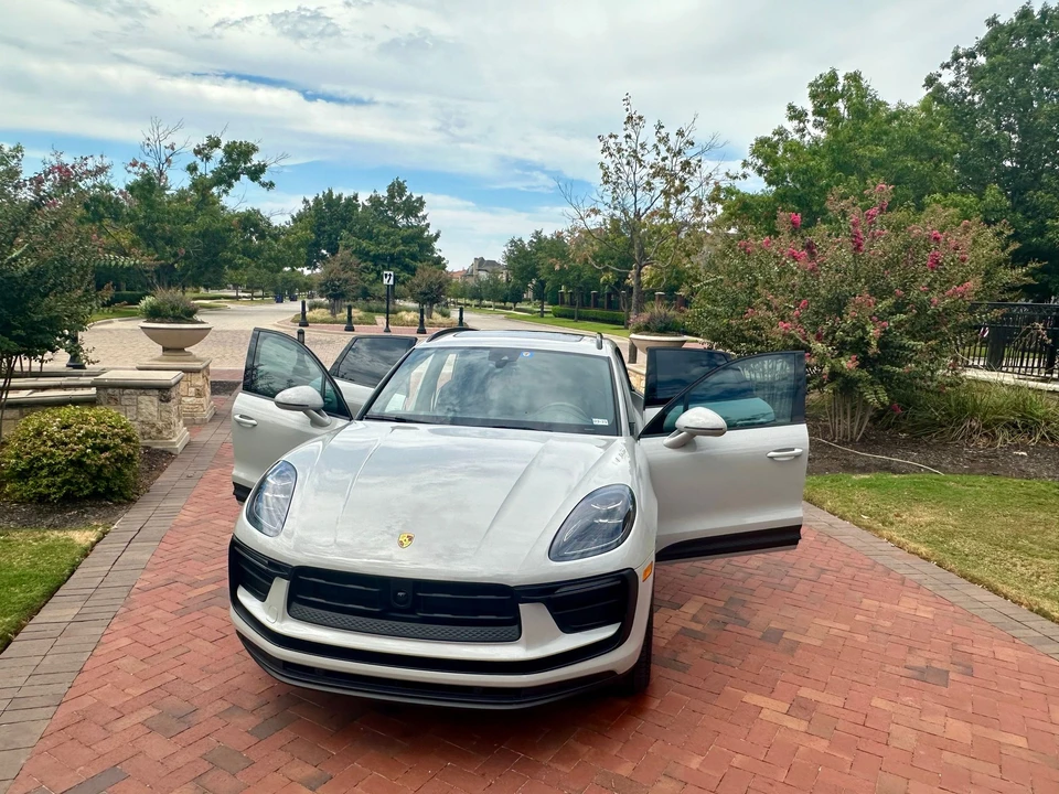 2023 Porsche Macan - Image 26 of 28