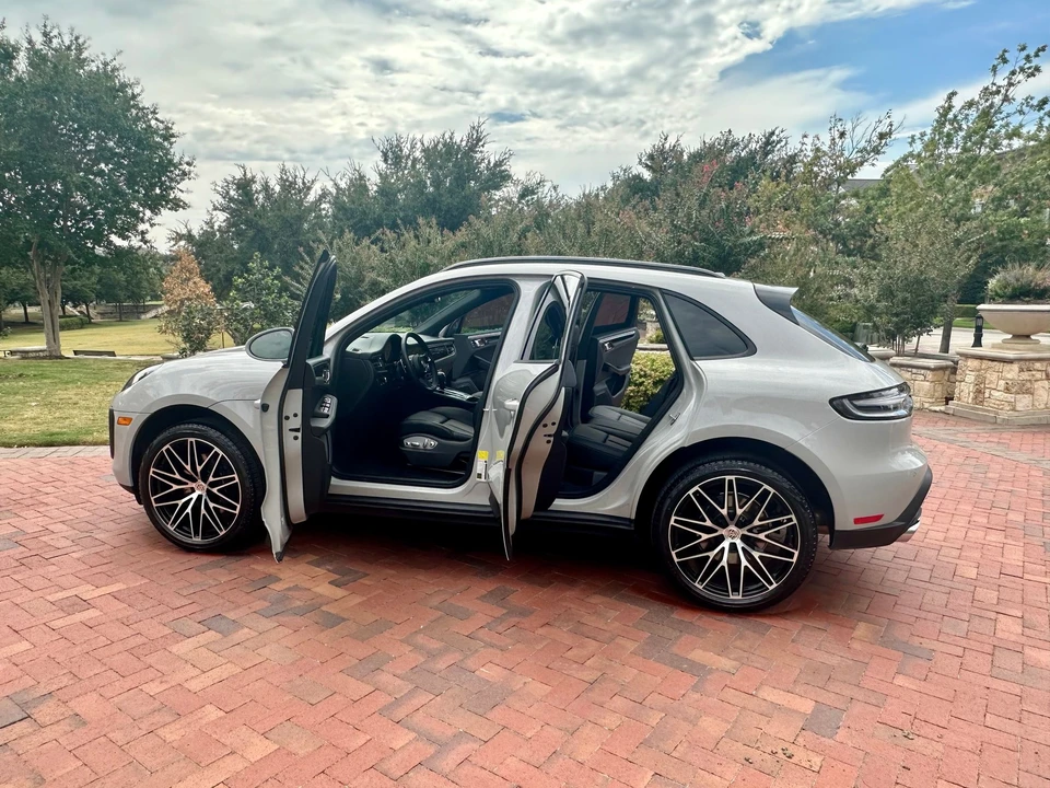 2023 Porsche Macan - Image 27 of 28