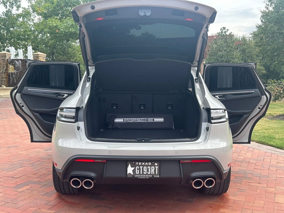 2023 Porsche Macan - Image 25 of 28