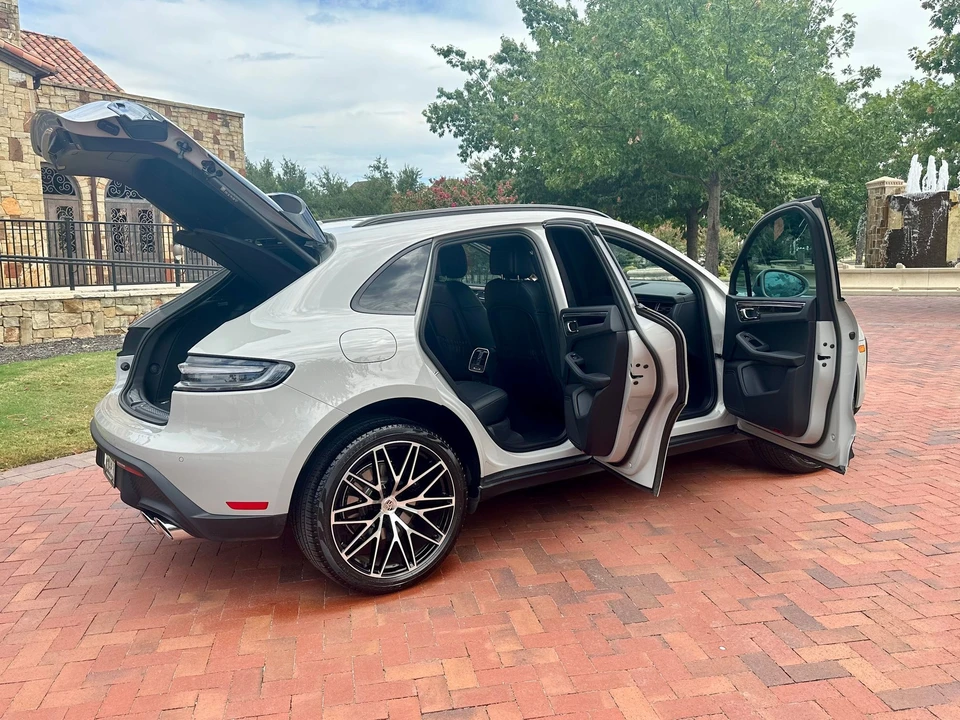 2023 Porsche Macan - Image 24 of 28