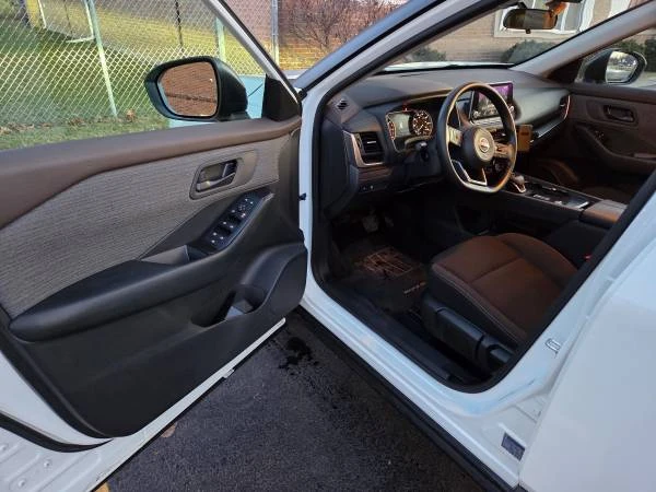 2023 Nissan Rogue - Image 12 of 17
