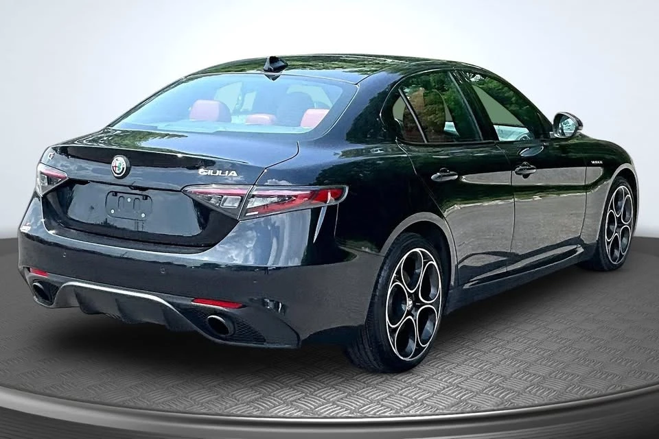 2024 Alfa Romeo Giulia - Image 2 of 18